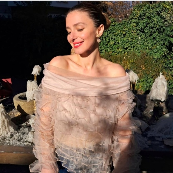 - Elegant Off-Shoulder Ruffle Top - Picture 1 of 2